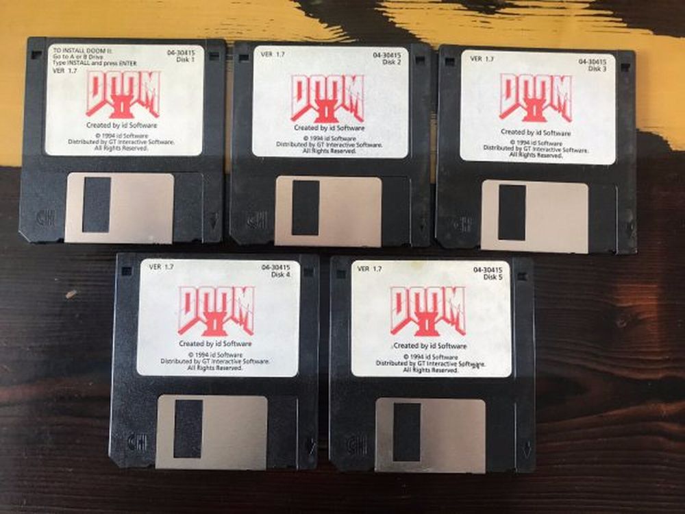 John Romero sta vendendo all'asta la sua copia di DOOM II.jpg John Romero sta vendendo all'asta la sua copia di DOOM II.jpg